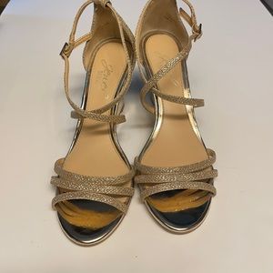 Badgley Mischka “Jewel” Hunt Gold Sandals Sz-6 1/2